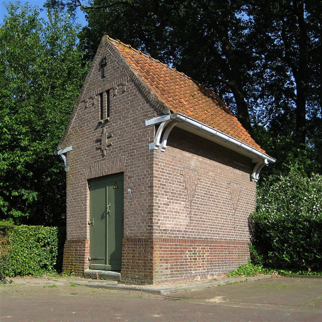 Oude Rijksweg 8 Transformatorhuisje.
              <br/>
              Wutsje/Wikimedia, 2010